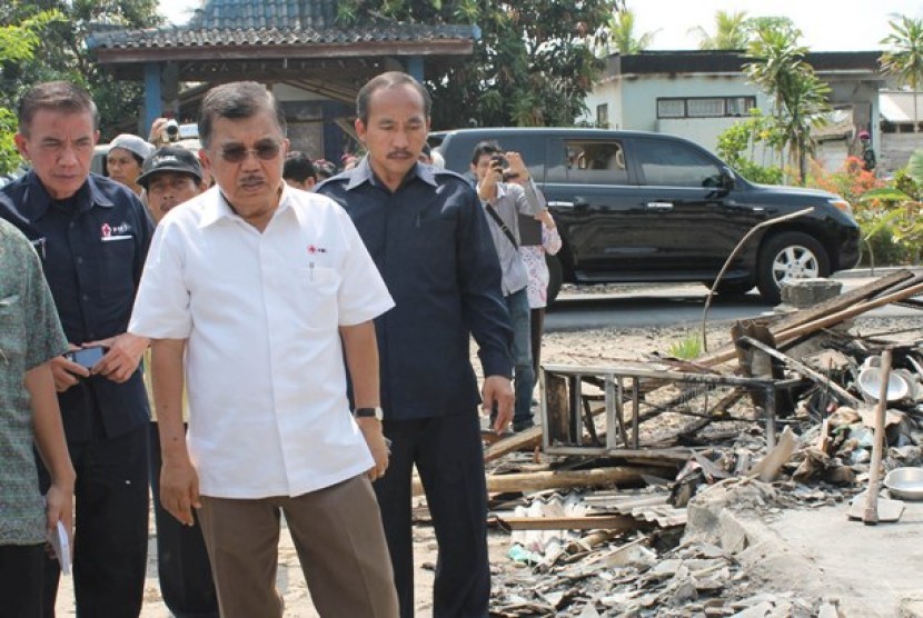 Ketua Umum PMI, Jusuf Kalla, saat meninjau lokasi bekas bentrokan antarwarga di Lampung, Jumat (2/11).