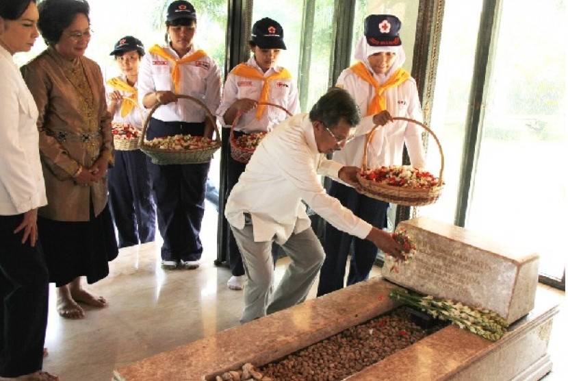 Ketua Umum PMI, Jusuf Kalla sedang menabur bunga di makam Ketua PMI pertama, Muhammad Hatta dalam rangka memperingati Hari Palang Merah dan Bulan Sabit Merah Sedunia yang jatuh pada 8 Mei.