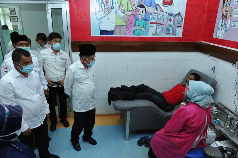 Ketua Umum PMI Pusat Jusuf Kalla, meninjau Fasilitas Unit Doroh Darah PMI Kota Banda Aceh, Selasa (29/12/2020). Unit Donor Darah PMI Kota Banda Aceh setiap harinya bisa mengumpulkan 100 kantong darah dari pendonor sukarela untuk melayani 14 rumah sakit yang ada di sekitar kota Banda Aceh.