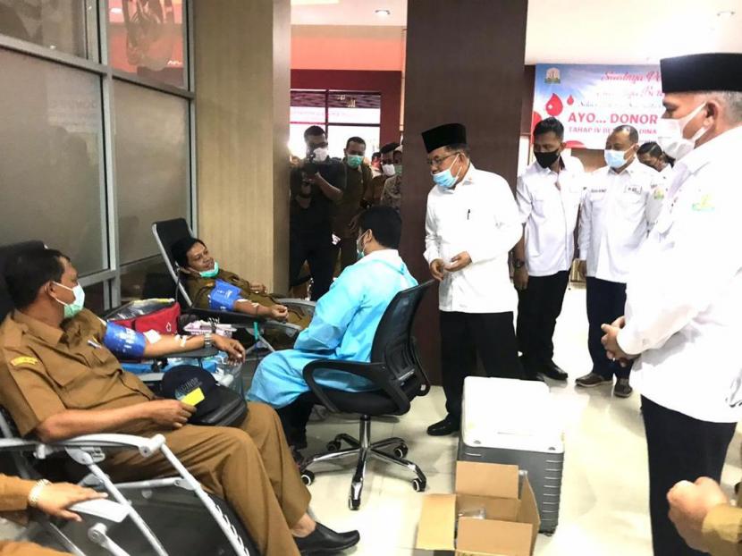 Ketua Umum PMI Pusat Jusuf Kalla, meninjau Fasilitas Unit Doroh Darah PMI Kota Banda Aceh, Selasa (29/12/2020). Unit Donor Darah PMI Kota Banda Aceh setiap harinya bisa mengumpulkan 100 kantong darah dari pendonor sukarela untuk melayani 14 rumah sakit yang ada di sekitar kota Banda Aceh.