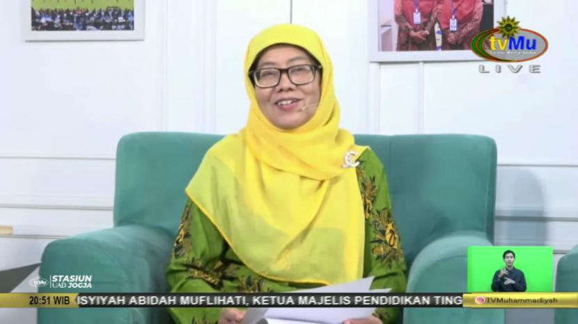 Ketua Umum PP Aisyiyah 2022-2027 Salmah Orbayinah menyampaikan materi saat Pengajian Umum PP Muhammadiyah dengan tema Energi Baru Pasca Muktamar, Jumat (9/12/2022). Aisyiyah Suarakan Risalah Perempuan Berkemajuan