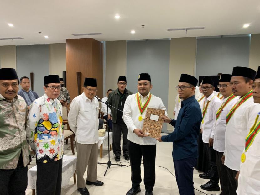 Ketua Umum PP DMI H Muhammad Jusuf Kalla (JK) mengukuhkan Pengurus Pimpinan Pusat Perhimpunan Remaja Masjid Dewan Masjid Indonesia (PP Prima DMI) masa khidmat 2023-2027. 
