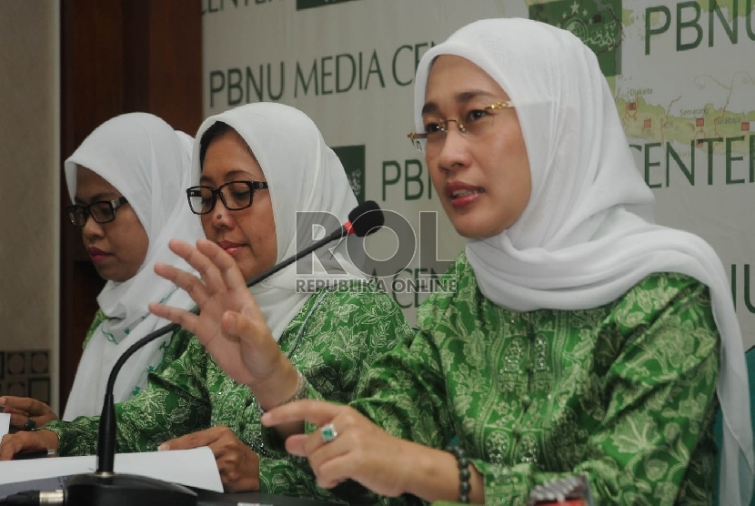 Ketua Umum PP Fatayat NU Anggia Ermarini (kanan) didampingi pengurus PP Fatayat NU Ar Maryati Sholihah dan Nur Nadlifah (kiri-kanan) memberikan konferensi pers di Jakarta, Kamis (8/10).