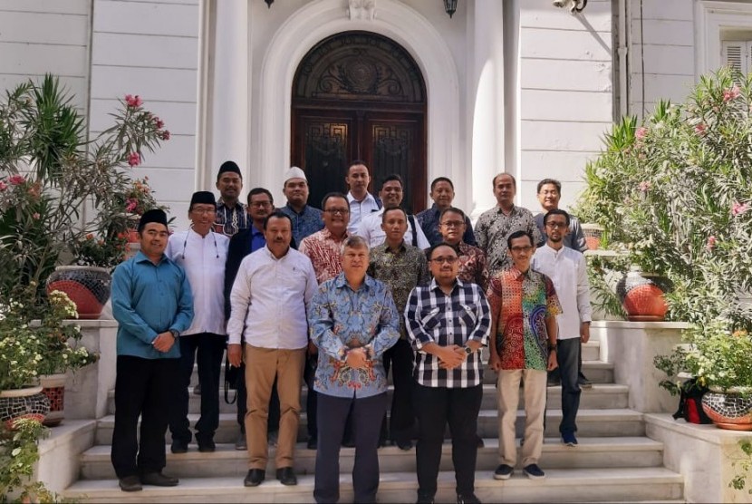Ketua Umum PP GP Ansor Yaqut Cholil Qoumas didampingi jajaran pimpinan pusat foto bersama dengan Dubes Mesir untuo Indonesia Helmy Fauzy, di Wisma Duta KBRI Kairo, Jumat (19/7/2019) sore.