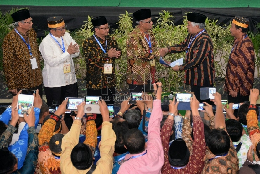  Serah terima jabatan Ketua Umum PP Muhammadiyah pada sidang pleno muktamar Muhammadiyah ke 47 di kampus Unismuh Makassar, Sulsel, Jumat (7/8).  (Republika/Prayogi)