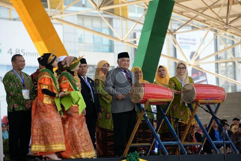 Ketua Umum PP Muhammadiyah Din Syamsuddin bersama Ketua Umum Pimpinan Pusat Aisyiyah Siti Noordjannah Djohantini membukaan Muktamar Muhammadiyah ke-47 di Lapangan Karebosi, Makasar,Sulsel, Senin (3/8).