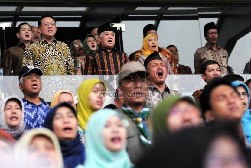  Ketua Umum PP Muhammadiyah Din Syamsuddin bersama sejumlah tokoh nasional saat menyanyikan lagu kebangsaaan Indonesia Raya dalam acara Milad Seabad Muhammadiyah di Gelora Bung Karno, Jakarta, Ahad (18/11).  (Republika/Aditya Pradana Putra)