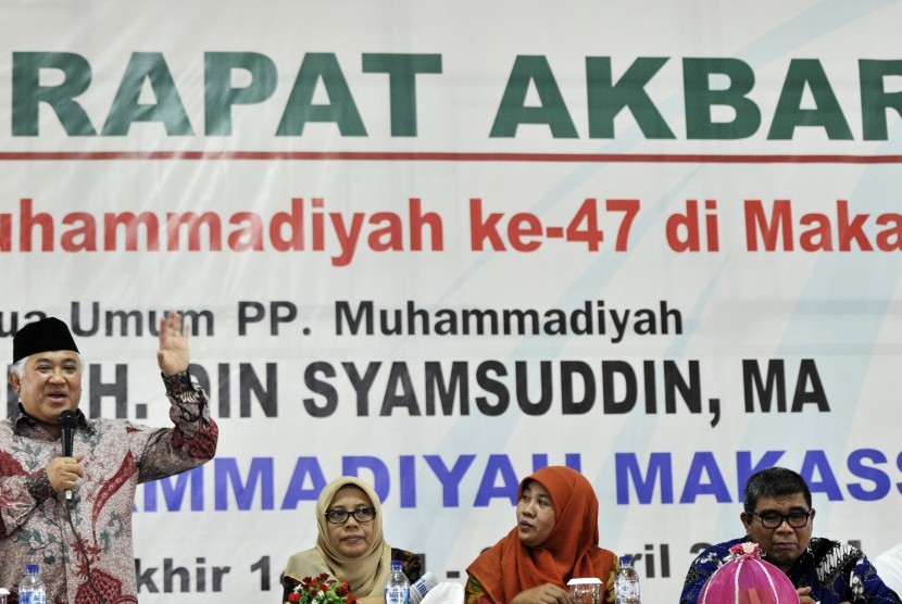 Ketua Umum PP Muhammadiyah Din Syamsuddin memberi pengarahan saat rapat akbar jelang Muktamar Muhammadiyah di Kampus Universitas Muhammadiyah (Unismuh), Makassar, Sulawesi Selatan, Kamis (2/4).
