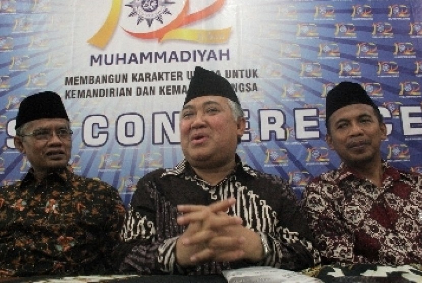 Ketua Umum PP Muhammadiyah, Din Syamsuddin (tengah), saat memberikan keterangan usai menghadiri ulang tahun atau Milad Muhammadiyah ke-102 di Universitas Muhammadiyah Yogyakarta (UMY), Ahad (11/12).