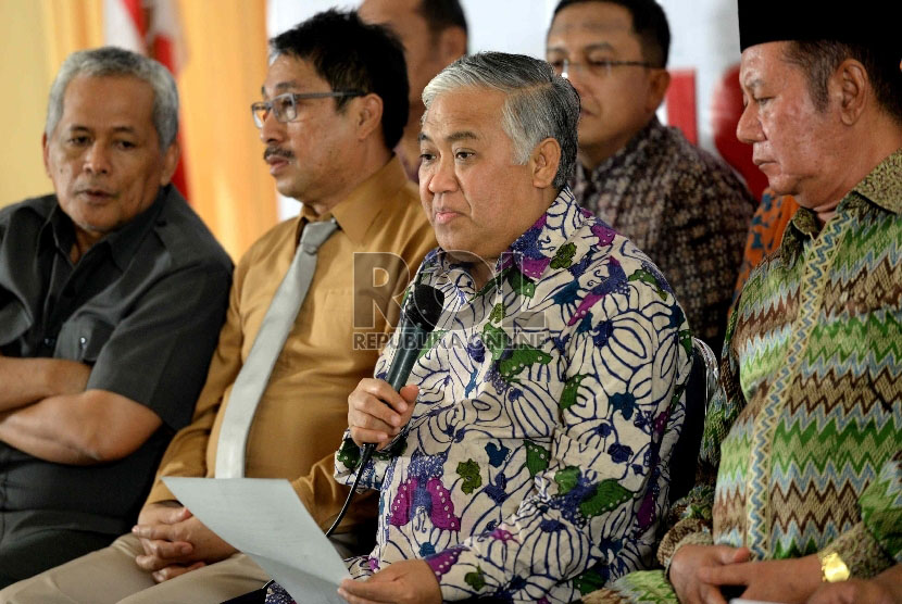 Ketua Umum PP Muhammadiyah Din Syamsudin bersama beberapa elemen masyarakat menggelar konferensi pers persiapan jihad konstitusi atau yudisial review di Kantor Pusat PP Muhammadiyah, Jakarta, Rabu (15/4).(Republika/ Wihdan)