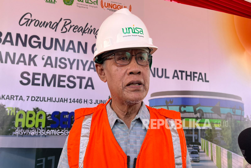 Ketua Umum PP Muhammadiyah Haedar Nashir berbicara usai acara Ground Breaking pembangunan Gedung TK ABA Semesta di Gamping, Kabupaten Sleman, Selasa (3/6/2025). 