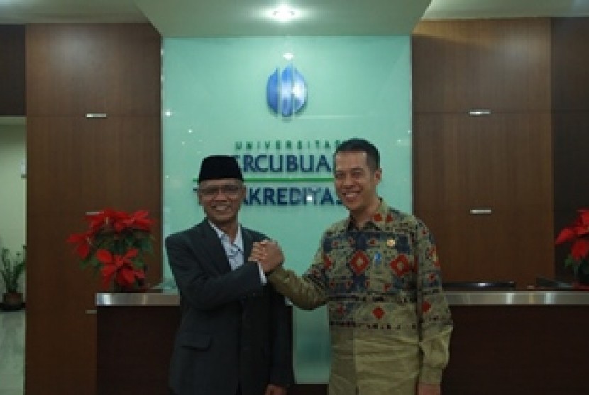 Ketua Umum PP Muhammadiyah Haedar Nashir berfoto bersama Rektor Universitas Mercu Buana Jakarta Arissetyanto Nugroho.