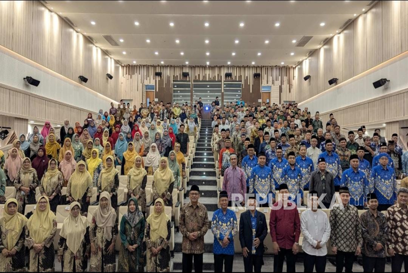 Ketua Umum PP Muhammadiyah Haedar Nashir bersama para tokoh dan peserta Pengajian Ramadan 1446 Hijriyah bertema Transformasi Kader untuk Kemakmuran Bangsa di Amphitarium Universitas Ahmad Dahlan (UAD) pada 8-9 Maret 2025. 