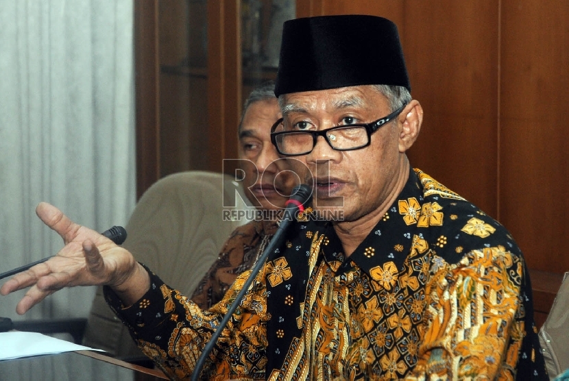 Ketua Umum PP Muhammadiyah Haedar Nashir (kanan) didampingi Ketua PP Muhammadiyah Busro Muqodas menjawab pertanyaaan wartawan, pada acara Konpers Refleksi Akhir Tahun 2015 di Jakarta, Rabu (30/12).