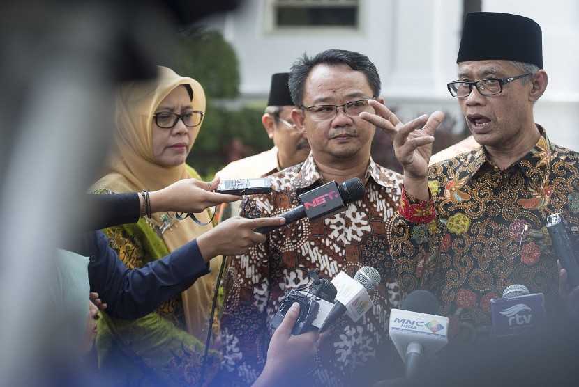 Ketua Umum PP Muhammadiyah Haedar Nashir (kanan) didampingi Sekretaris Umum Abdul Mukti (tengah) dan Ketua Umum PP Aisyiyah Siti Noordjanah Djohantini (kiri) memberikan keterangan pers usai diterima Presiden Joko Widodo di Istana Merdeka, Jakarta, Selasa (