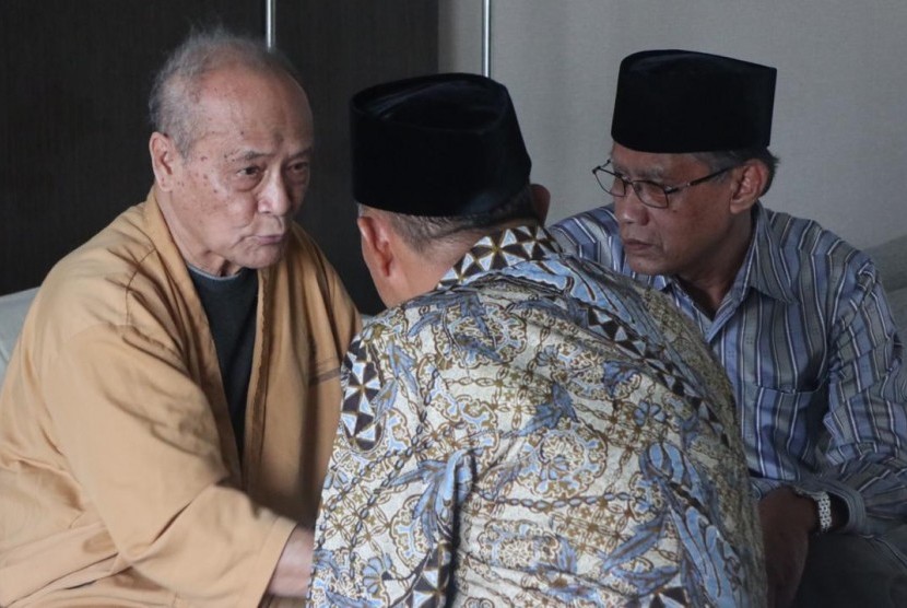 Ketua Umum PP Muhammadiyah, Haedar Nashir, ketika menjenguk Buya Syafii Maarif di RS PKU Gamping, Ahad (28/7).