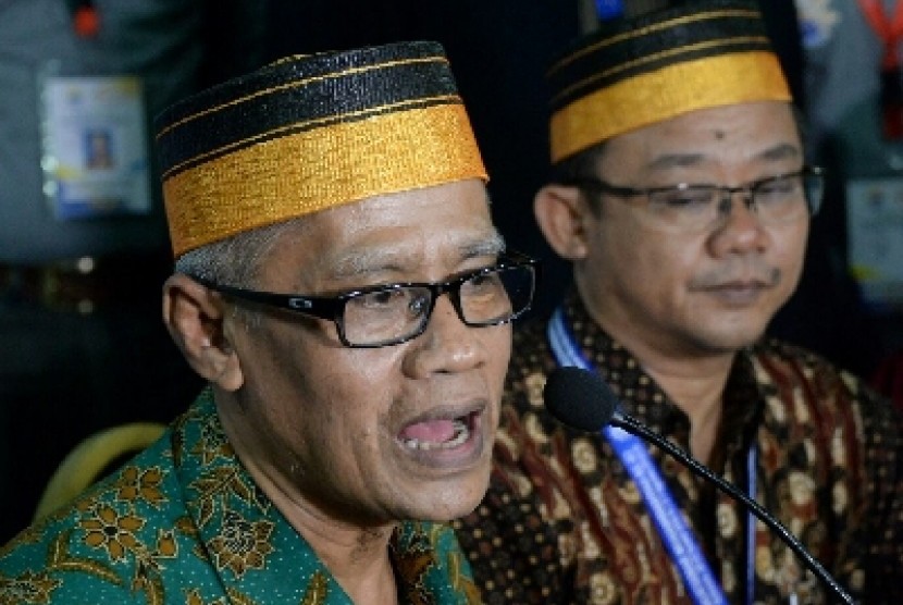 Ketua Umum PP Muhammadiyah Haedar Nashir (kiri)