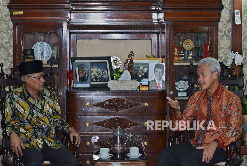 Ketua Umum PP Muhammadiyah Haedar Nashir (kiri) berbincang dengan Gubernur Jawa Tengah Ganjar Pranowo saat audiensi tentang rencana penyelenggaraan Muktamar Muhammadiyah ke-48, di Semarang, Jawa Tengah, Rabu (5/2/2020).