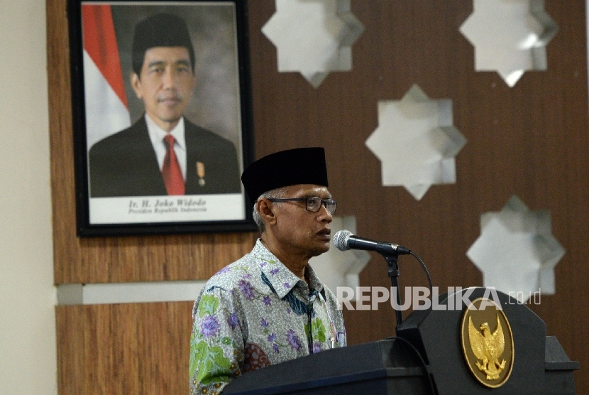 Ketua Umum PP Muhammadiyah Haedar Nashir memberikan arahan saat Seminar Pendidikan pada Tanwir Muhammadiyah di Islamic Center Ambon, Maluku, Kamis (23/2)