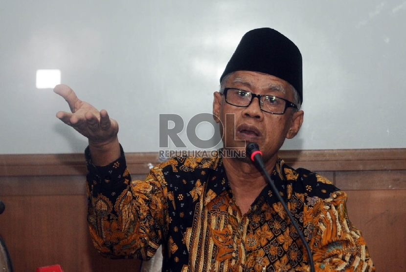Ketua Umum PP Muhammadiyah Haedar Nashir menjawab pertanyaaan wartawan pada acara Konpers Refleksi Akhir Tahun 2015 di Jakarta, Rabu (30/12). 