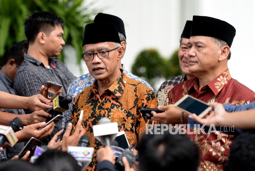 Ketua Umum PP Muhammadiyah Haedar Nashir menjawab pertanyaan wartawan usai bertemu Presiden Joko Widodo di Istana Merdeka, Jakarta, Senin (13/2). 