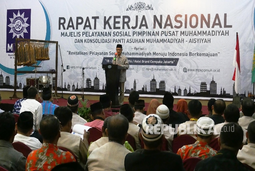 Ketua Umum PP Muhammadiyah Haedar Nashir menyampaikan kata sambutannya pada pembukaan acara Rakernas I Majelis Pelayanan Sosial Pimpinan Pusat Muhammadiyah dan Konsolidasi Panti Asuhan Muhammadiyah Aisyiah, di Jakarta, Kamis (18/8).  