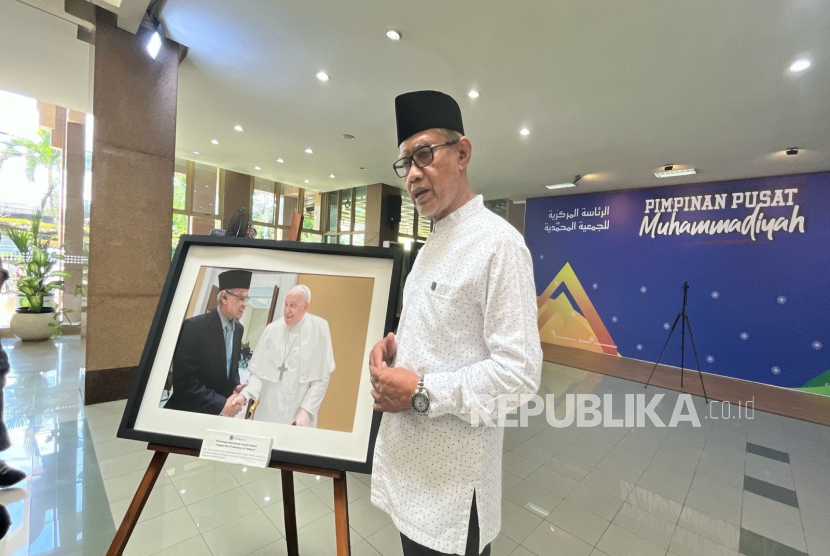 Ketua Umum PP Muhammadiyah Haedar Nashir menyampaikan rasa duka mendalamnya atas wafatnya Paus Fransiskus di Vatikan, Senin (21/4/2025).