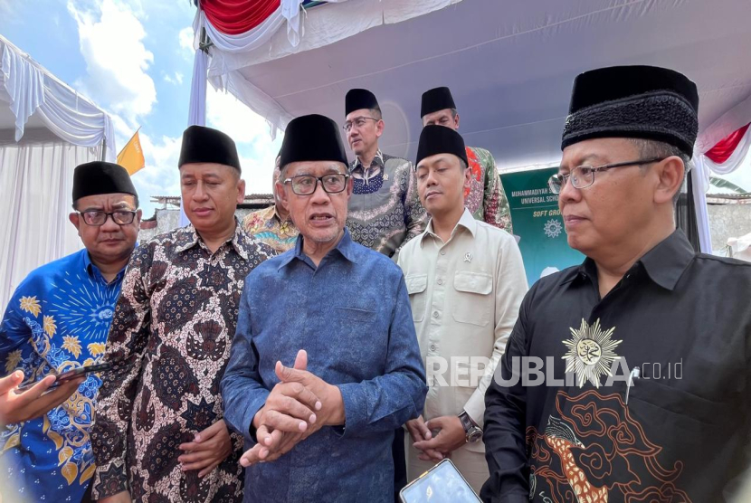Ketua Umum PP Muhammadiyah, Haedar Nashir (tengah) saat acara Ground Breaking Pembangunan Gedung Muhammadiyah Sapen Universal School, Ahad (25/5/2025). 