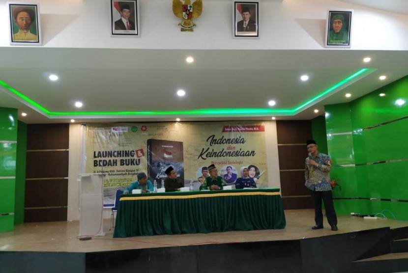 Ketua Umum PP Muhammadiyah Haedar Nashir saat menyampaikan tanggapan dalam bedag buku. Indonesia dan Keindonesian Persepektif Sosiologis di UM Bengkulu, Rabu (13/2)