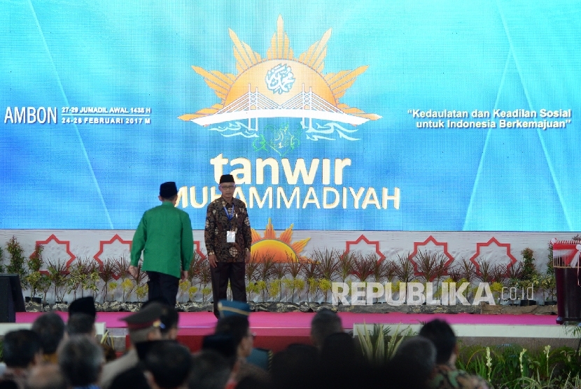 Ketua Umum PP Muhammadiyah Haedar Nashir usai memberikan iftitah pembukaan Tanwir Muhammadiyah di Islamic Center Ambon, Maluku, Jumat (23/2)