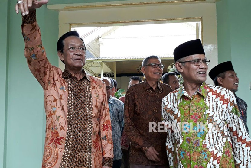 Ketua Umum PP Muhammadiyah Haedar Nasir Nasir, pengurus PP Muhammadiyah serta panitia milad Muhammadiyah ke-105 bersilaturahim dengan Gubernur DIY Sri Sultan Hamengku Buwono X di Gedhong Wilis Kepatihan Yogyakarta , Rabu (15/11l. Pada kesempatan ini Haedar mengatakan akan memberikan award kepada Sri Sultan Hamengku Buwono X pada resepsi Milad Muhammadiyah ke-105 di Pagelaran Keraton Yogyakarta, Jum'at malam (17/11)