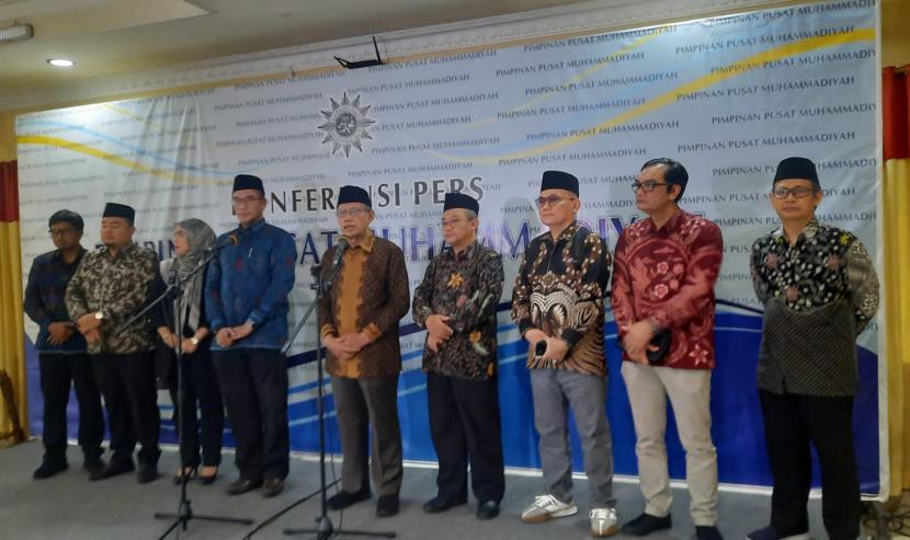 Ketua Umum PP Muhammadiyah Haedar Nasir (tengah), Ketua KPU RI Hasyim Asyari.