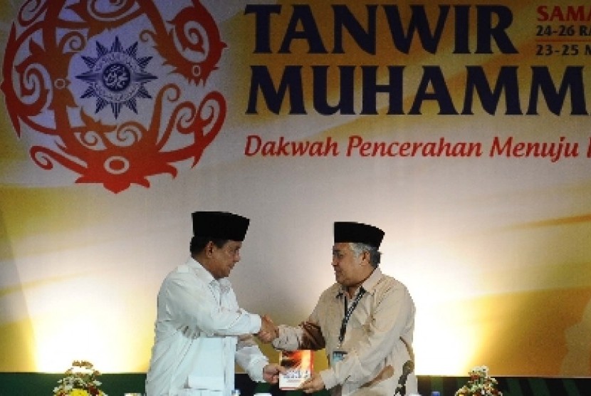 Ketua Umum PP Muhammadiyah Prof Din Syamsuddin (kanan) memberikan cinderamata buku kepada Capres Partai Gerindra Prabowo Subianto saat menghadiri Tanwir Muhammadiyah di Samarinda, Kalimantan Timur, Sabtu (24/5).