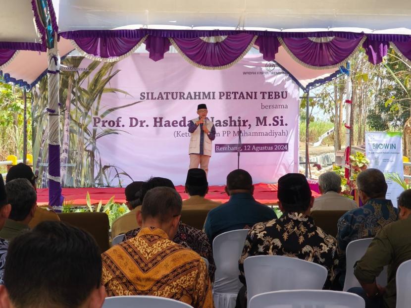 Ketua Umum PP Muhammadiyah Prof Haedar Nashir berpidato di proyek pabrik gula milik PT Wadah Karya Rembang 