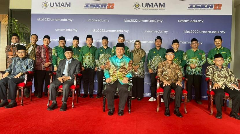 Ketua Umum PP Muhammadiyah Prof Haedar Nashir (duduk, dua kiri) saat bersama peserta International Summit on Knowledge Advancement (ISKA) di Perlis, Malaysia.