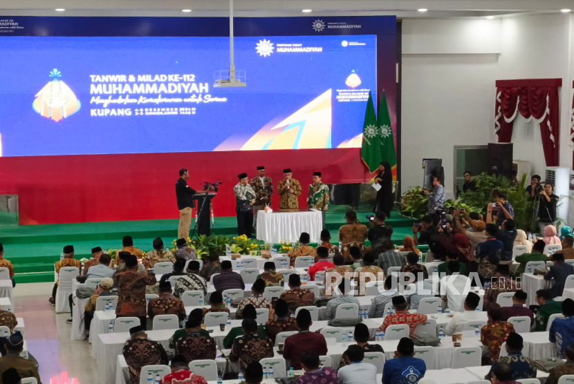 Ketua Umum PP Muhammadiyah Prof Haedar Nashir menandatangani Prasasti Tanwir Muhammadiyah dalam momen penutupan Sidang Tanwir Muhammadiyah di Universitas Muhammadiyah Kupang, Kupang, Nusa Tenggara Timur, Jumat (6/12/2024) sore.