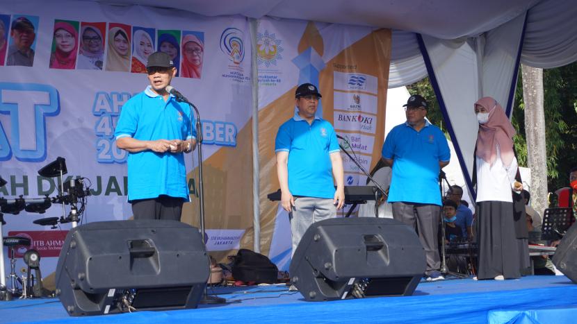 Ketua Umum PP Muhammadiyah, Prof Haedar Nashir MSi membuka acara Gerak Jalan Sehat yang diadakan oleh PW Muhammadiyah DKI Jakarta, Ahad (4/9/2022).