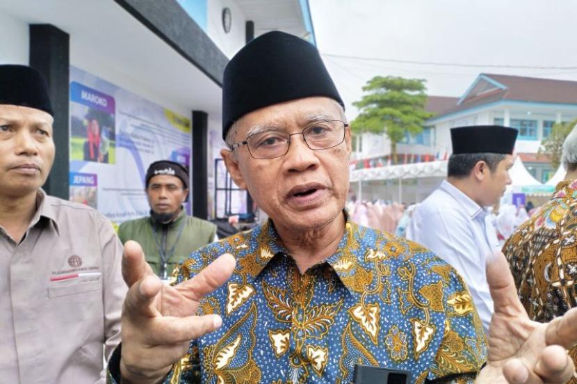 Ketua Umum PP Muhammadiyah Prof Haedar Nashir saat diwawancarai awak media massa di Kota Padang Panjang, Sabtu, (4/11/2023). 