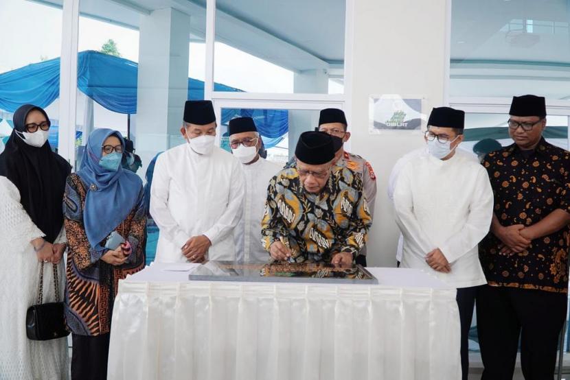 Ketua Umum PP Muhammadiyah, Prof Haedar Nashir, saat meresmikan Masjid Husnul Khatimah. 
