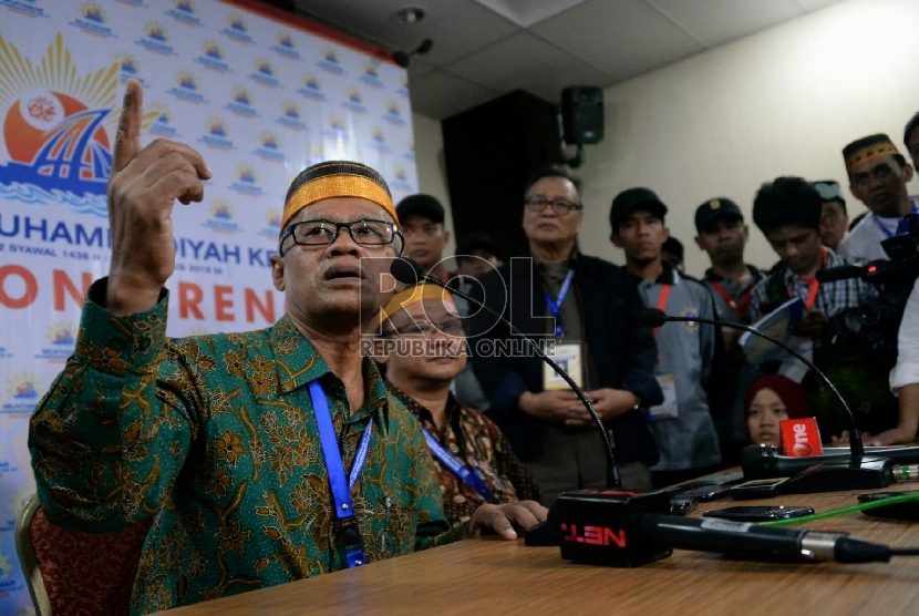 Ketua Umum PP Muhammadiyah terpilih Haedar Nashir dan Sekretaris Umum terpilih Abdul Mu'ti memberikan keterangan pers usai muktamar Muhammadiyah ke 47 di kampus Unismuh Makassar, Sulsel, Kamis (6/8).  (Republika/Prayogi)