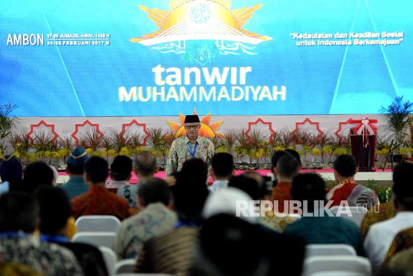 Ketua Umum PP Muhammdiyah Haedar Nashir usai memberikan iftitah pada Penutupan Tanwir Muhammadiyah di Islamic Center, Ambon, Maluku, Ahad (26/2).