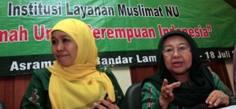 Ketua Umum PP Muslimat Nahdlatul Ulama (NU), Khofifah Indar Parawansa (kiri) bersama Ketua Panitia Konggres Muslimat NU ke-XVI, Machfudhoh Aly Ubaid menggelar konferensi pers di Gedung PBNU, Jakarta.