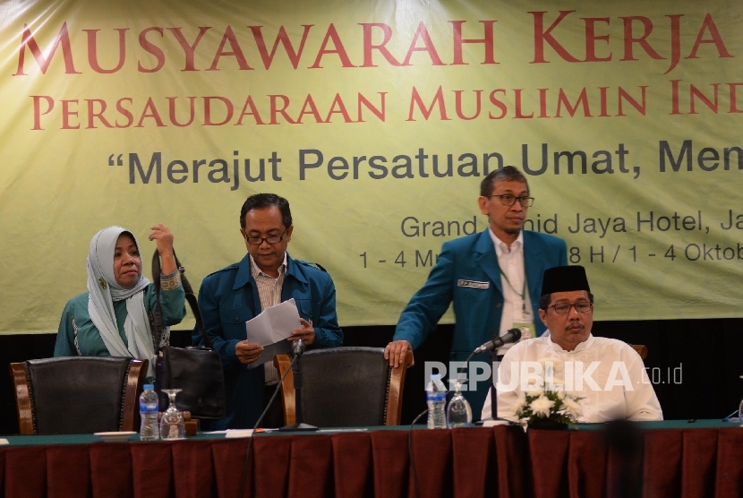 Ketua Umum PP Parmusi Usamah Hisyam (kanan), Ketua Muslimah Parmusi Nurhayati Payapo Sufrensi (kiri), Ketua Pengurus Harian Pusat (PHP) Parmusi Syamsul Qomar (kedua kiri), dan Ketua Pengurus Harian Pusat (PHP) Parmusi Syafrudin Anhar (kedua kanan) saat Rap