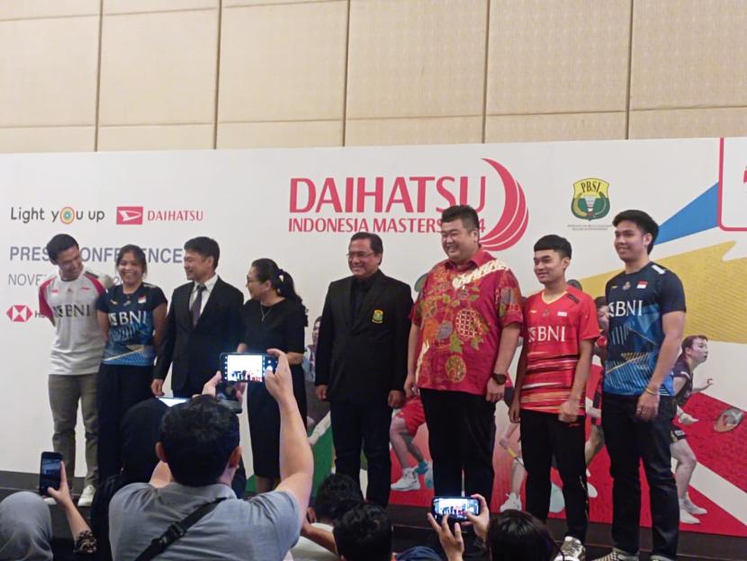 Ketua Umum PP PBSI Agung Firman Sampurna (empat kanan) seusai jumpa pers gelaran Daihatsu Indonesia Masters 2024, Senin (27/11/2023). 