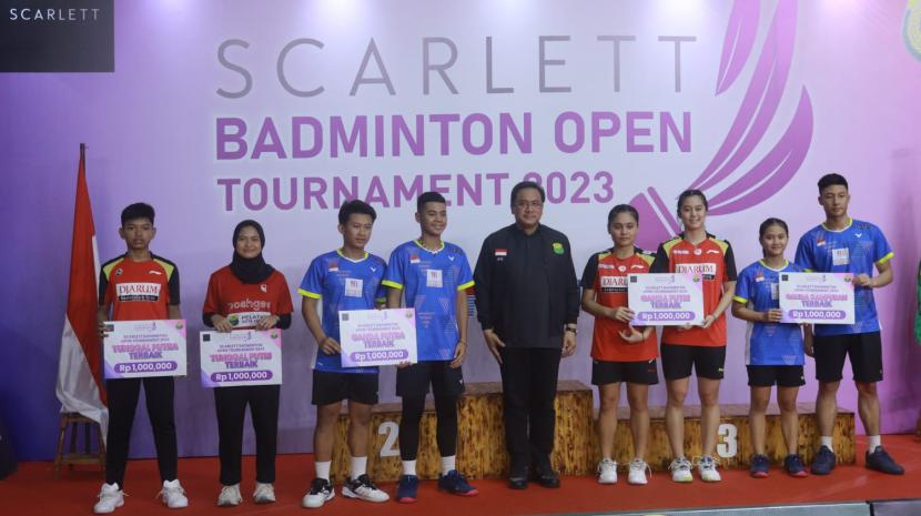 Ketua Umum PP PBSI Agung Firman Sampurna (tengah) bersama para pemenang Scarlett Badminton Open Tournament (SBOT) 2023.