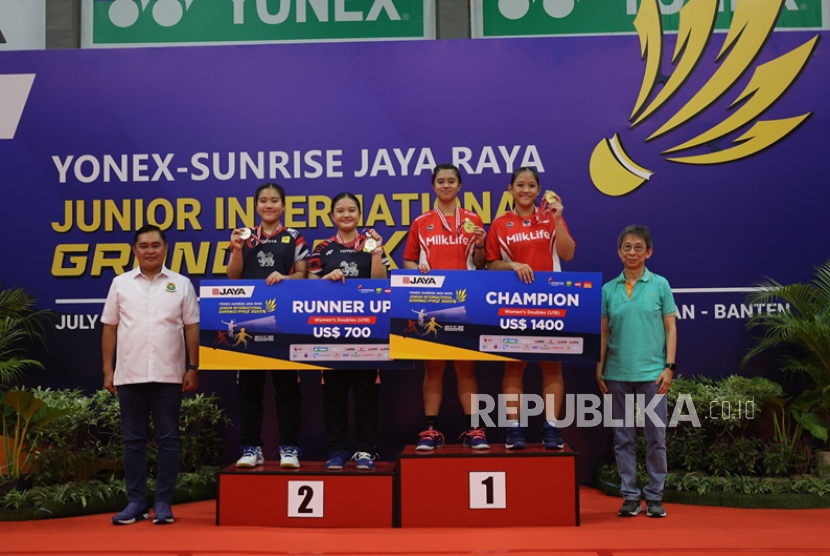 Ketua Umum PP PBSI Muhammad Fadil Imran (kiri) memberikan medali juara kepada ganda putri Imanuela Ayu Soka/Angelita Magdalena Yusup dari klub Haya Raya yang menjuarai kelompok usia 19 tahun dalam kejuaraan Yonex-Sunrise Jaya Raya Junior International Grand Prix 2025 di Bintaro, Tangerang Selatan, Ahad (13/7/2025). 