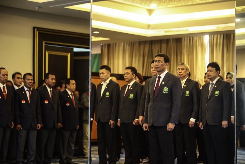 Ketua Umum PP PBSI Wiranto (tengah) dan sejumlah jajaran pengurus PBSI mengikuti upacara pelantikan pengurus PP PBSI Masa bakti 2016-2020 di Jakarta, Kamis (19/1). 