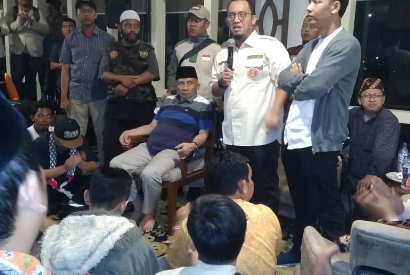 Ketua Umum PP Pemuda Muhammadiyah Dahnil A Simanjuntak (tengah) dan calon ketua umum PPPM Ahmad Fanani (kanan), Ketua Dewan Kehormatan PAN Amien Rais, di Yogyakarta, Selasa malam (28/11).