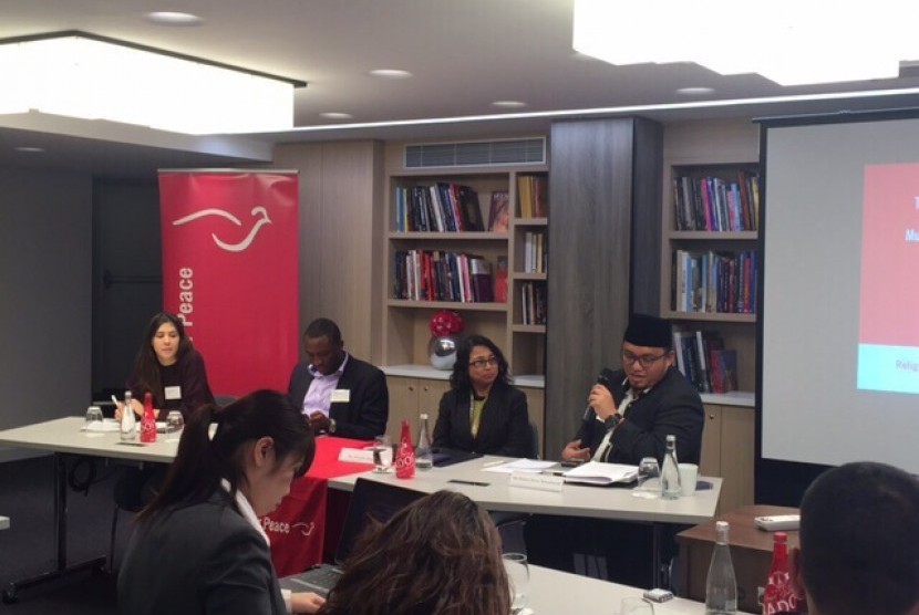 Ketua Umum PP Pemuda Muhammadiyah Dahnil Anzar Simanjuntak berbicara dalam forum Global Youth Interfaith Summit Religion for Peace, di Paris, Prancis.