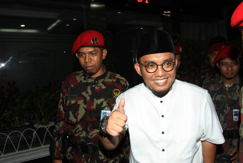 Ketua Umum PP Pemuda Muhammadiyah Dahnil Anzar Simanjuntak berjalan seusai menjalani pemeriksaan di Gedung Krimsus, Polda Mertojaya, Jakarta, Jumat (23/11/2018). 